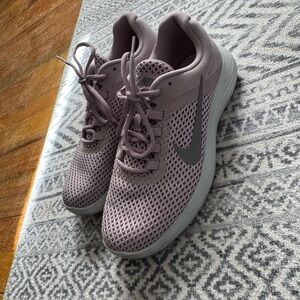 Nike Lilac Sneakers with Breathable Mesh and Sleek Design